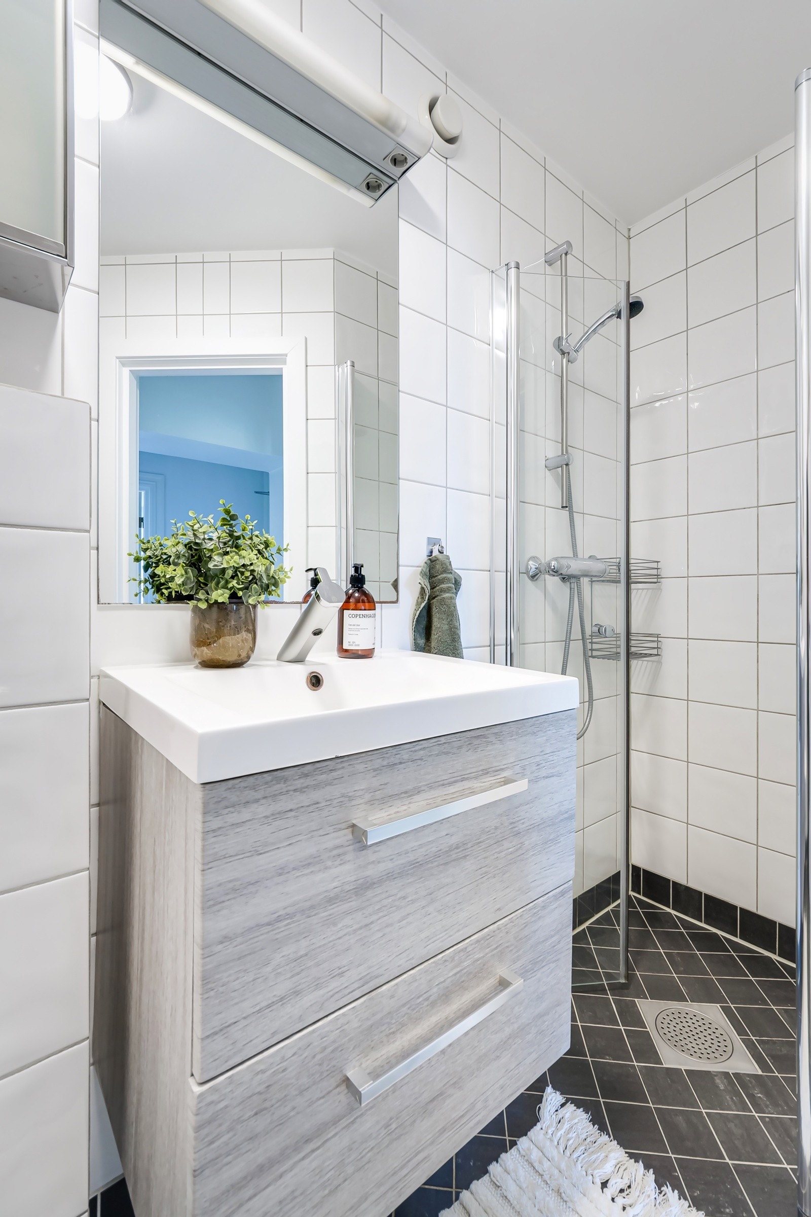 Oppgradert med nytt underskap, servant og dusjdør i 2016. Galleribilde