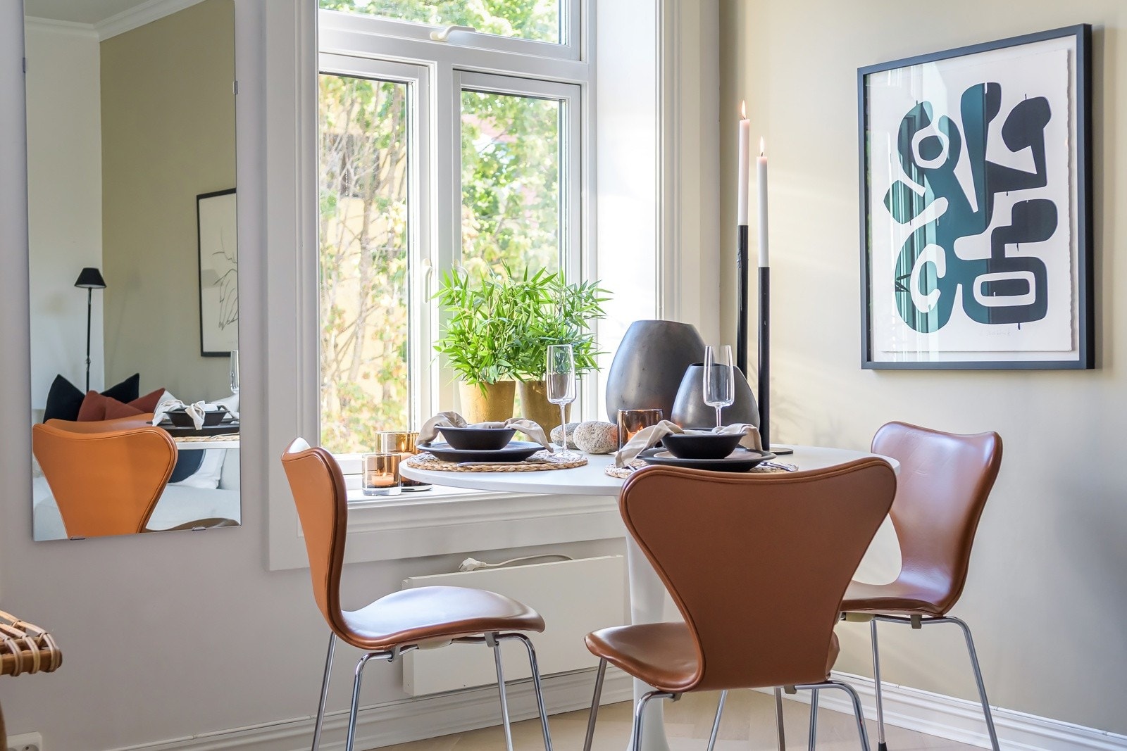 Det er store vindusflater som slipper inn rikelig med lys i boligen. Galleribilde