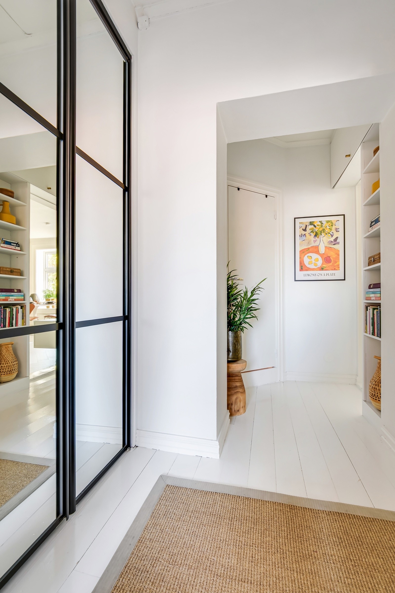 Når du kommer inn i leiligheten blir du møtt av en hyggelig entré som gir et godt førsteinntrykk. Det er god plass til yttertøy i garderobeskap. Galleribilde