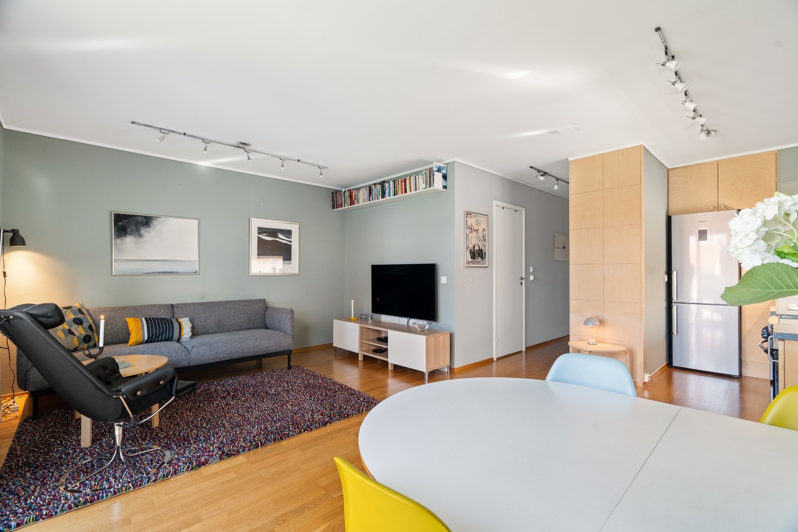 Åpen stue- og kjøkkenløsning på 25,5 kvm med god plass til ønsket møblering i ulike soner. Galleribilde