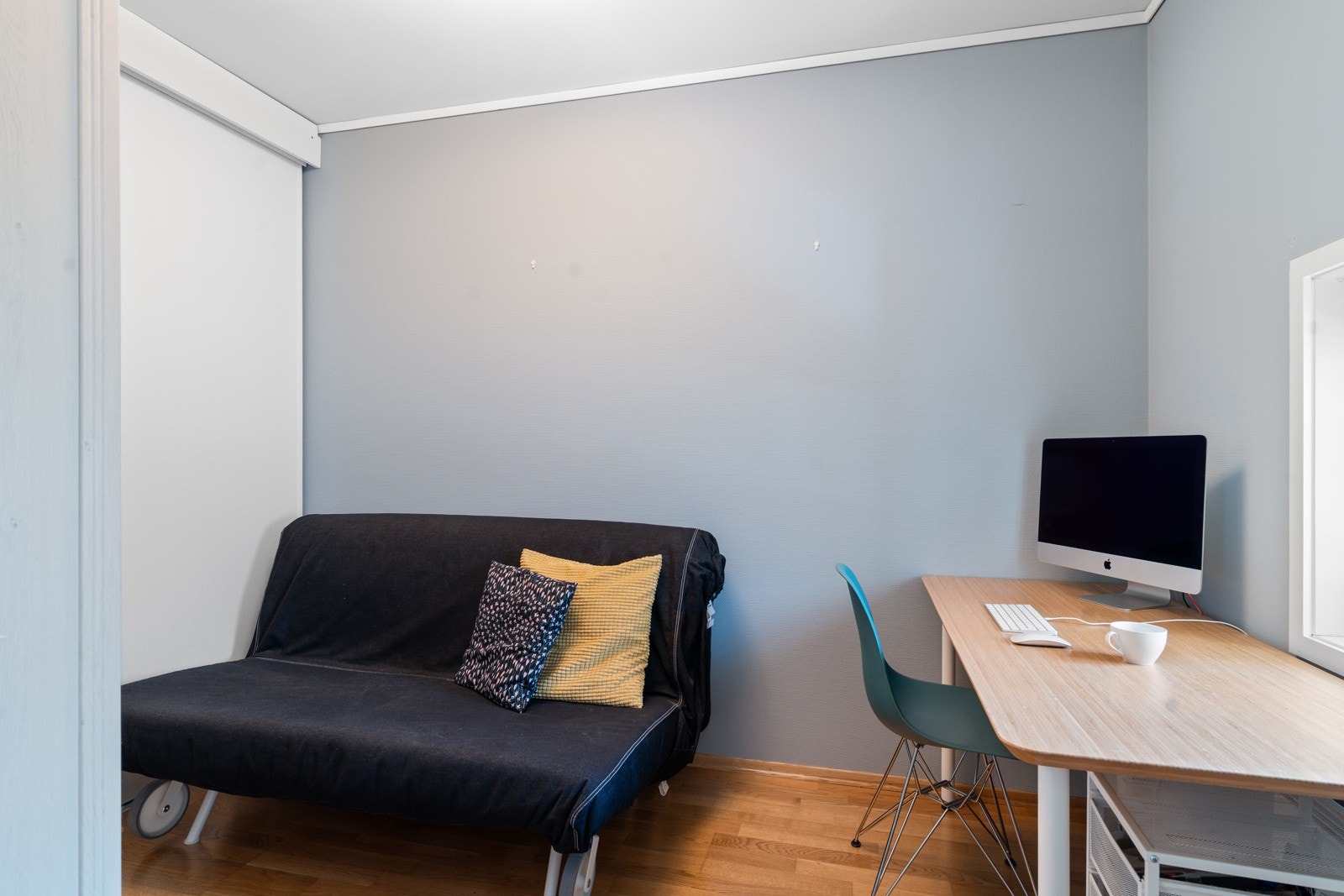 Begge soverommene har god plass til en enkel- eller dobbeltseng, kontorpult og garderobe. Galleribilde