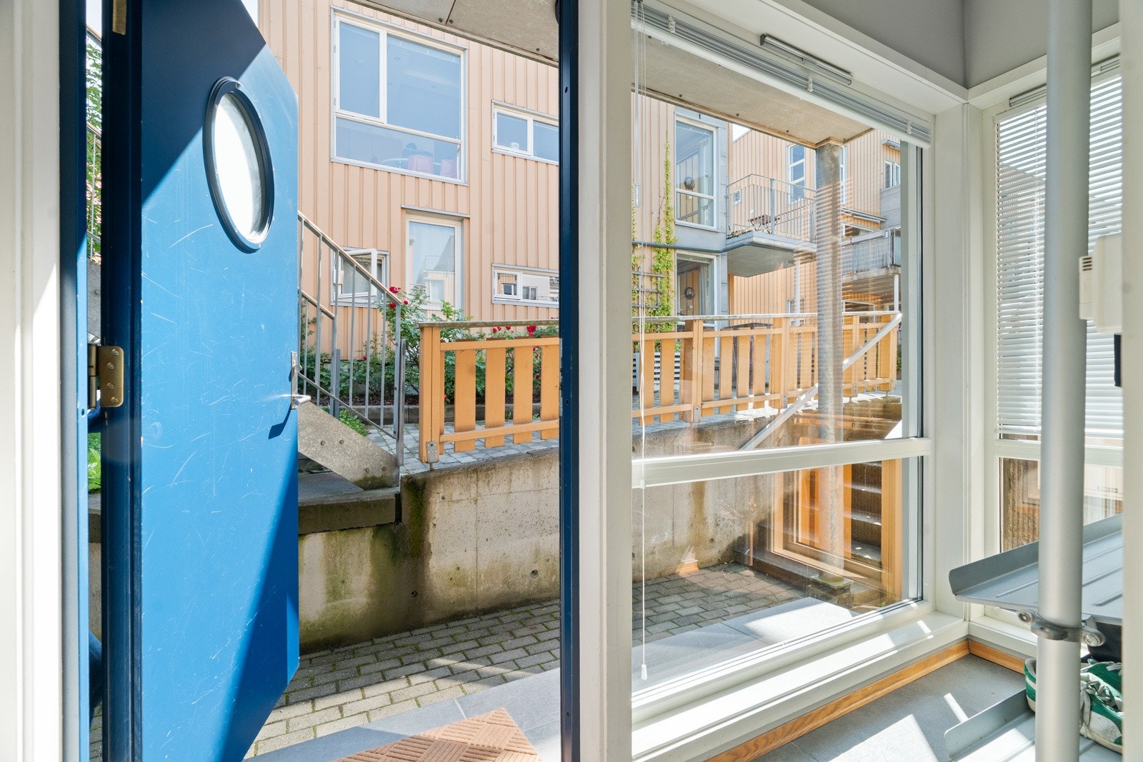 Inngangspartiet består av et lyst og praktisk vindfang som skaper et godt førsteinntrykk. Galleribilde