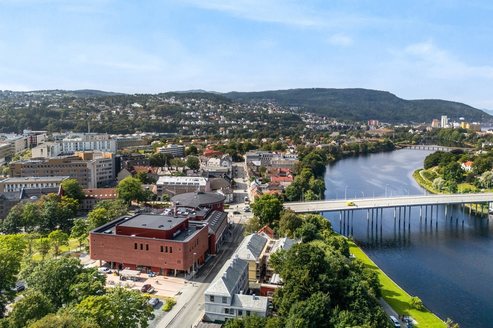 Selv om du har en leilighet i Trondheim by, er du omgitt av flere flotte turmuligheter. Det er kort vei til Nidelven som slynger seg igjennom Trondheim sentrum. Galleribilde