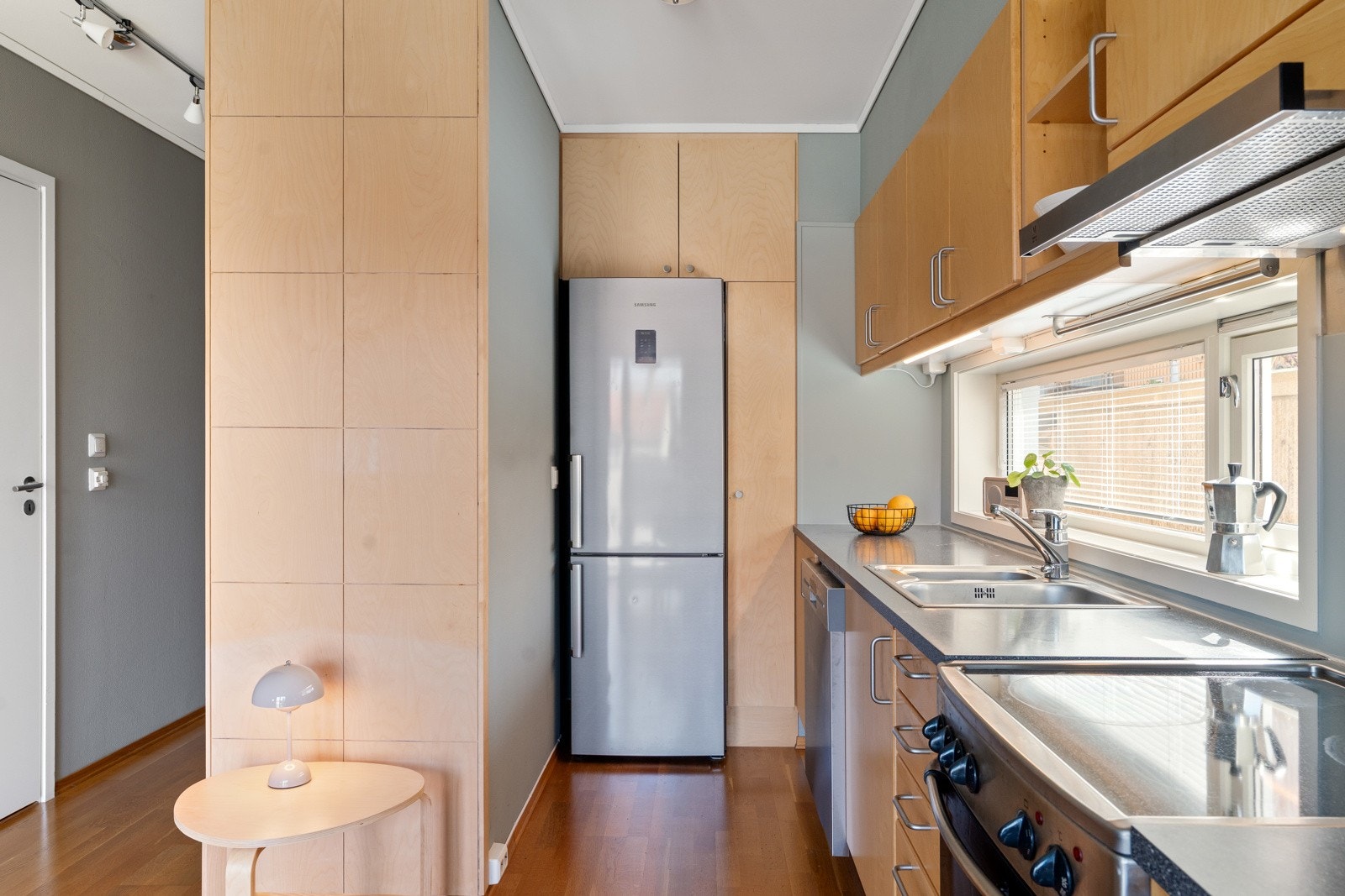 Kjøkkenet har hvitevarer som komfyr, kjøl- og fryseskap samt oppvaskmaskin. Galleribilde