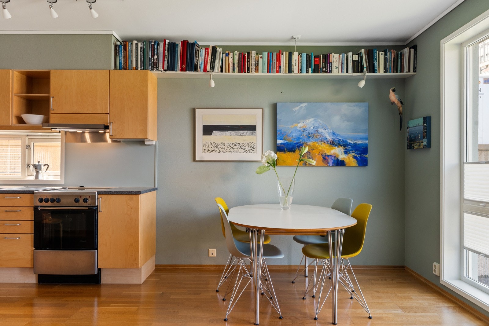 I tilknytning til kjøkkenet er det god plass til et spisebord, noe som passer godt for både hverdag og besøk. Galleribilde