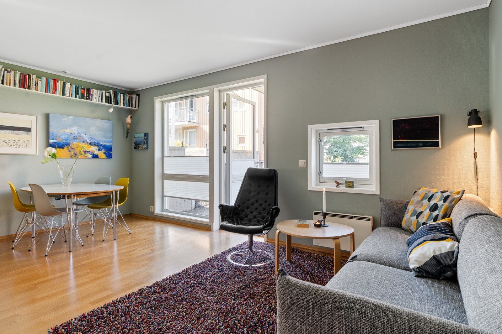 Stuen oppleves som lys og luftig, med imponerende takhøyde, store vindusflater og original parkett. Galleribilde