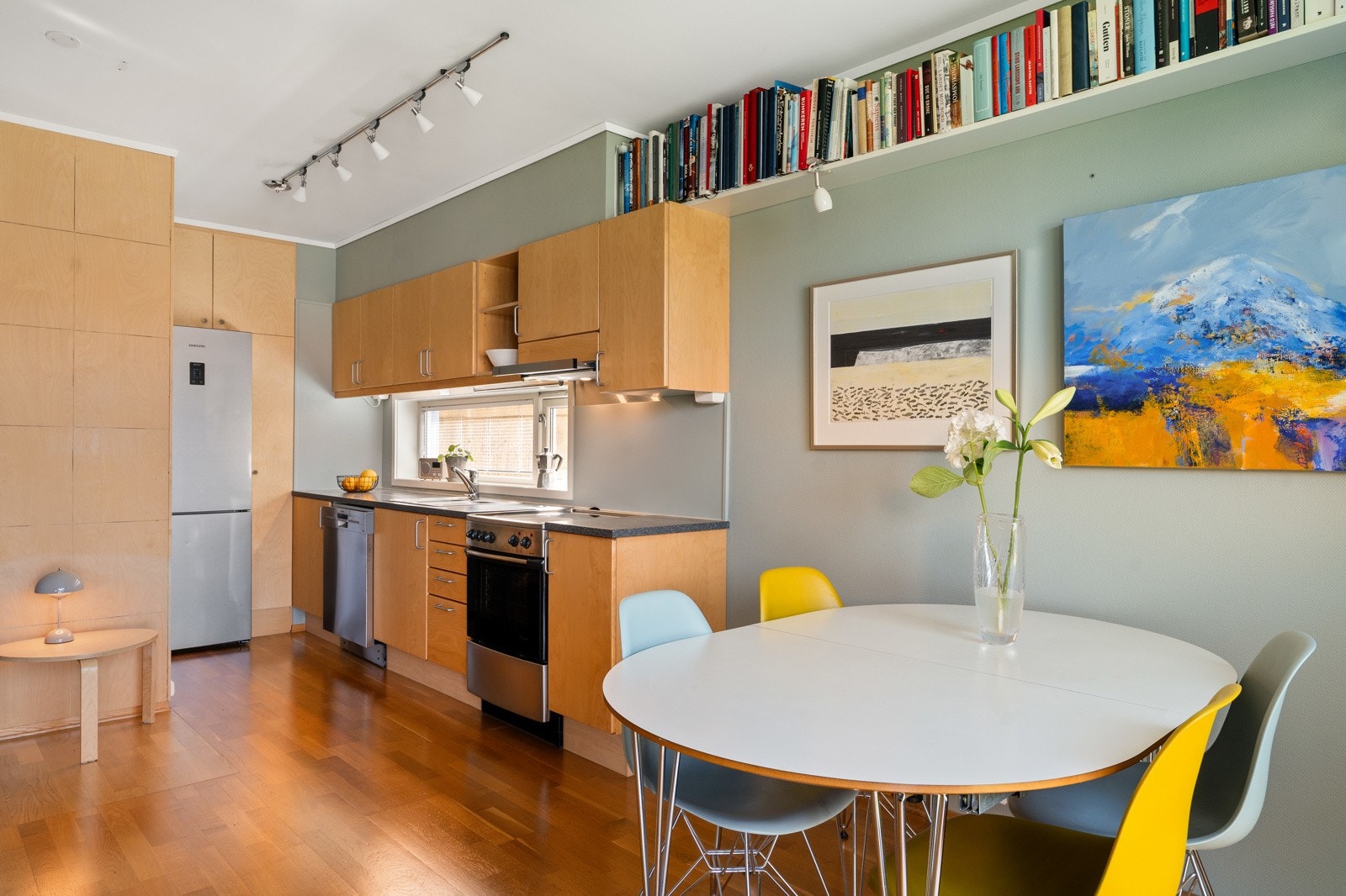 Tidløst kjøkken med god skap- og benkeplass. Galleribilde