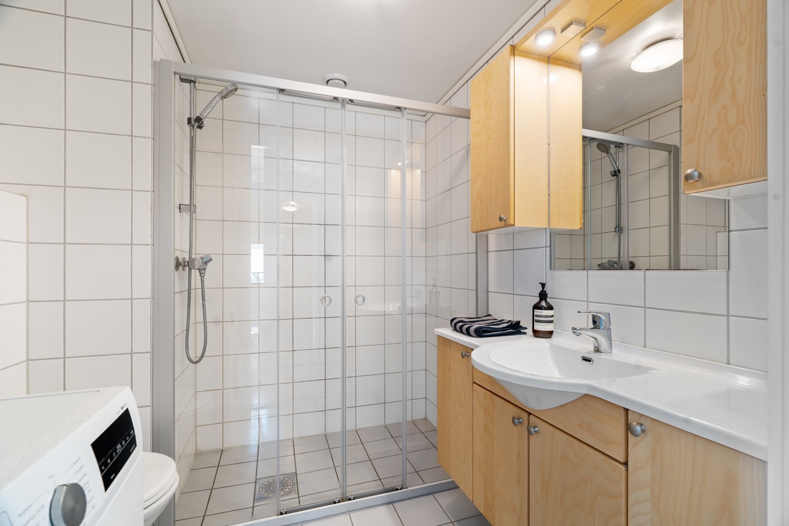 Flislagt bad med behagelig gulvvarme. Badet er godt utstyrt og frontene er i likhet med kjøkken i bøk/bjørk. Galleribilde