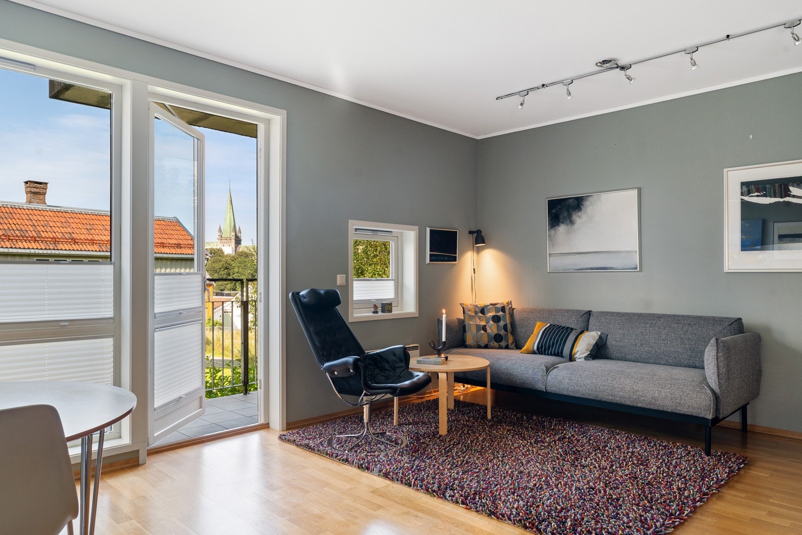 Leiligheten fra 2004 nyter godt av sin attraktive hjørnebeliggenhet og byr på et svært opplyst inneklima. Galleribilde