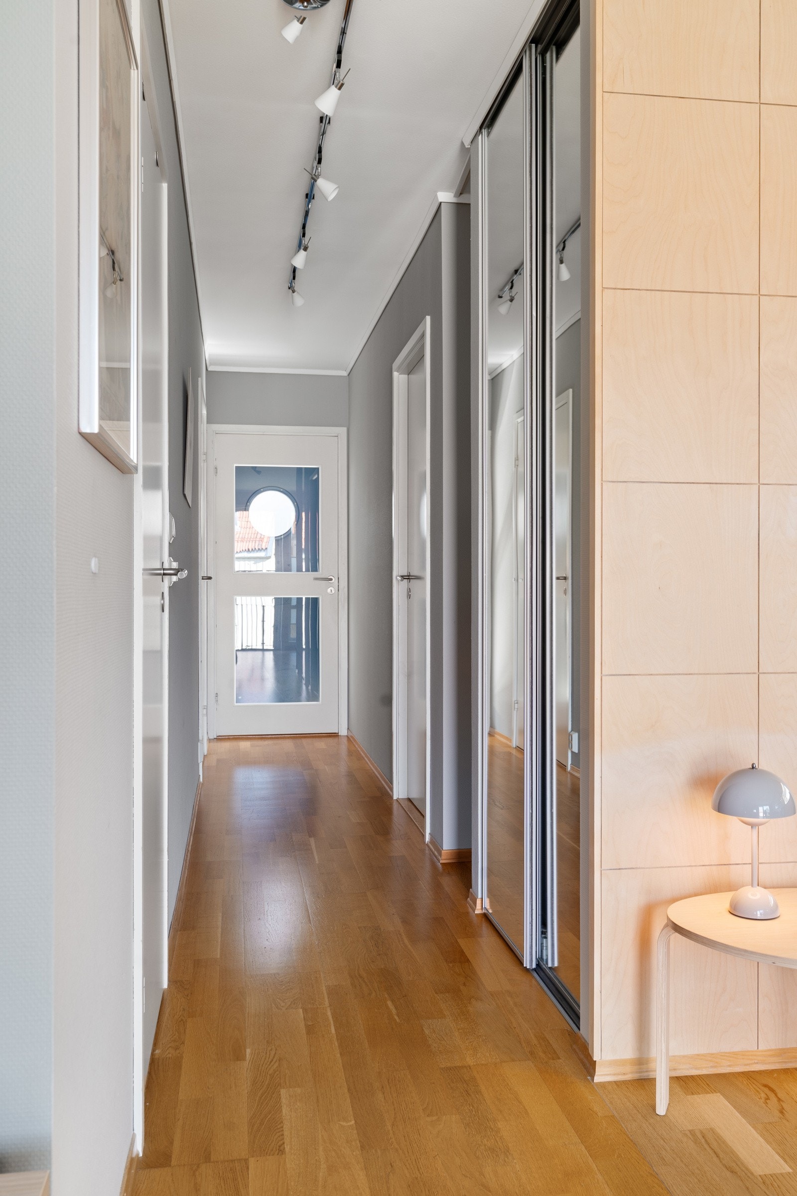 Gangen er målt til ca. 6 kvm og er innredet med stor skyvedørsgarderobe med speilfronter, noe som gir god plass til ytterbekledningen. Galleribilde