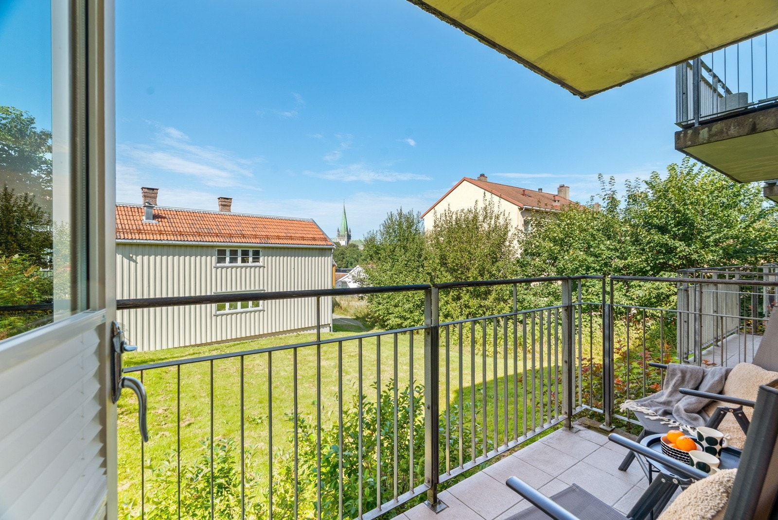 Vestvendt balkong med overbygg på ca. 4,5 kvm med ettermiddags- og kveldssol. Galleribilde