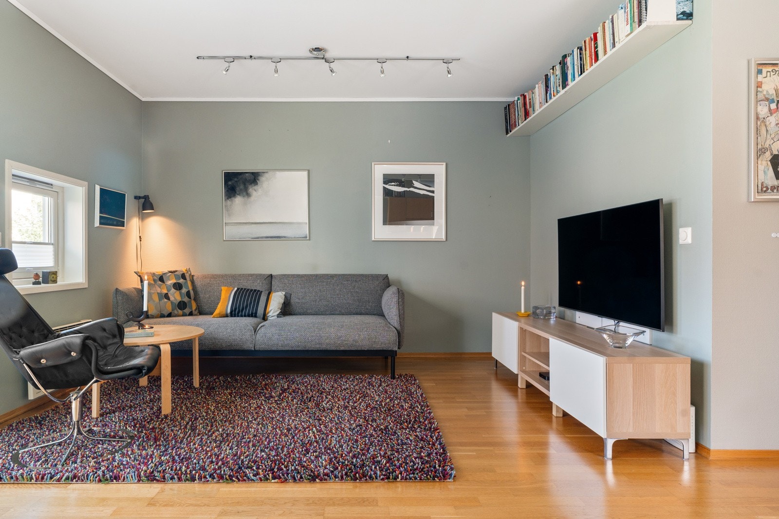 Himlingene på gang, stue og kjøkken ble malt i 2025 samt veggene på kjøkkenet. Galleribilde