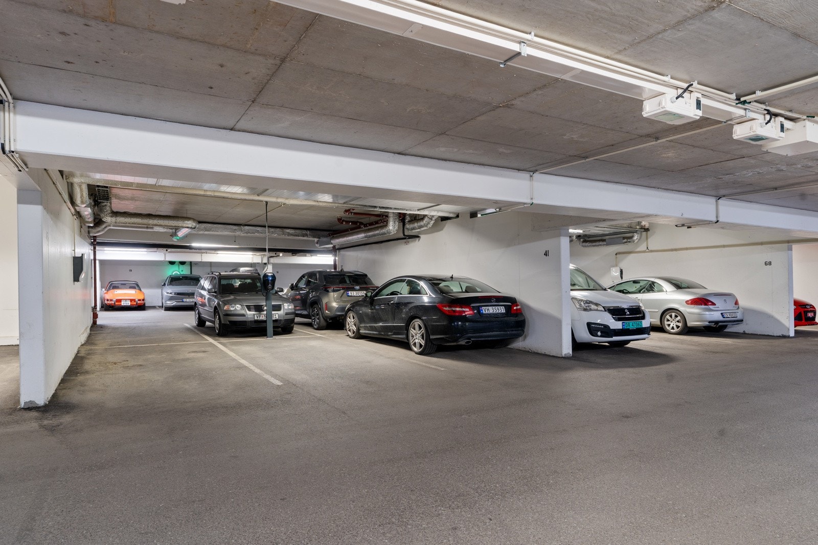 Til leiligheten medfølger det parkeringsplass i garasje og bod i kjeller på 4,5 kvm. Galleribilde