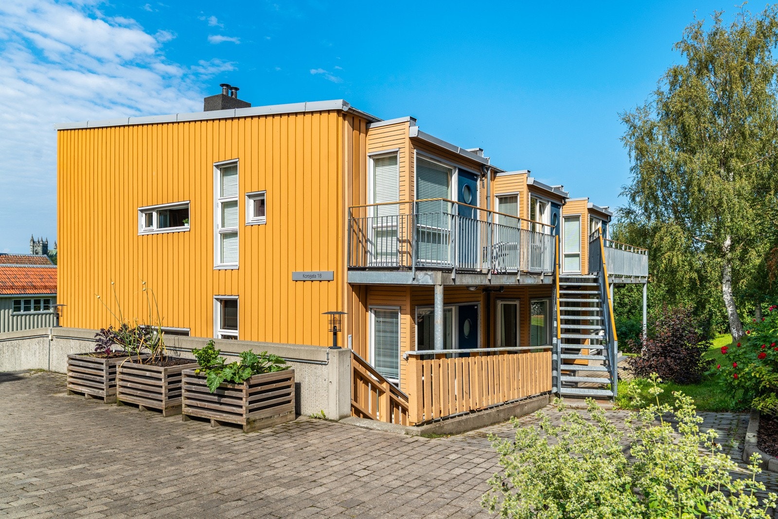 Leiligheten ligger praktisk til i 1.etasje i et trivelig sameie bestående av totalt 82 boligseksjoner. Galleribilde