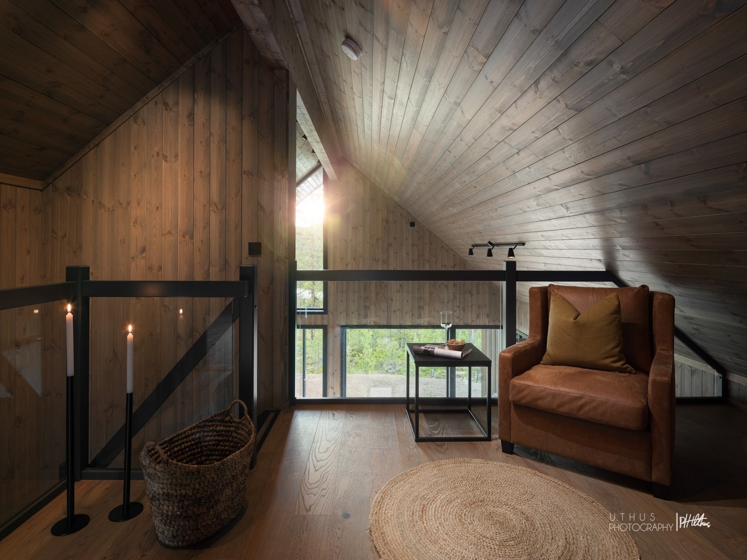 Hyggelig lekeplass/TV-stue og lagringsplass i 2.etasje. Lekkert glassrekkverk på samtlige hemser Galleribilde