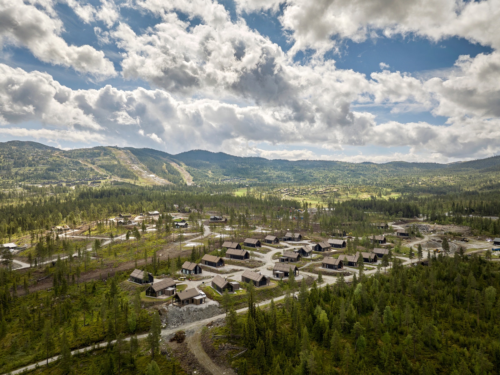 Feltet har en sentral og solrik beliggenhet i Nesfjellet. Nærhet til alpinbakken og golfbanen Galleribilde