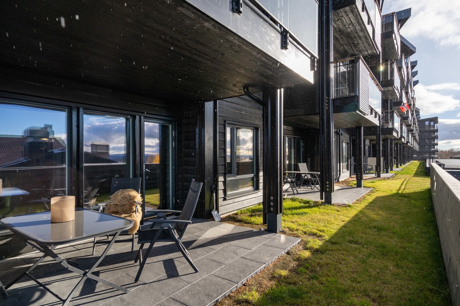 Terrassen ligger sydvendt med flotte solforhold og utsyn over nærområdet og noe fjellutsikt. Galleribilde