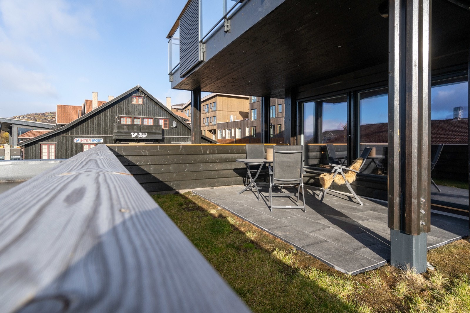 Leiligheten ligger i høy 1. etasje og har overbygget markterrasse med god plass til utemøbler. Galleribilde