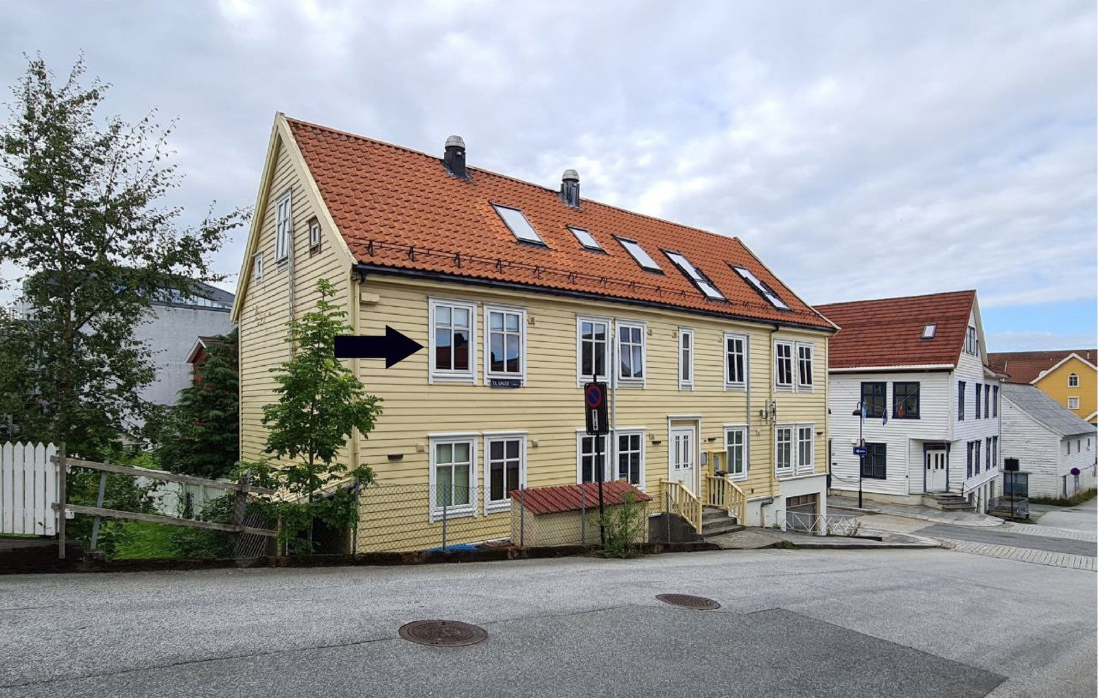 Denne leiligheten ligger sentralt i Florø i 2.etasje med en fin utsikt mot nærområdet. Galleribilde