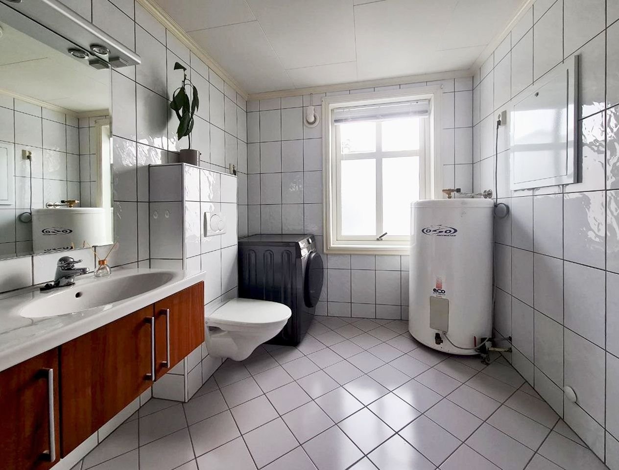 Baderommet er romslig med plass til både baderomsmøblement, dusjhjørne, toalett, vaskemaskin m.fl. Galleribilde