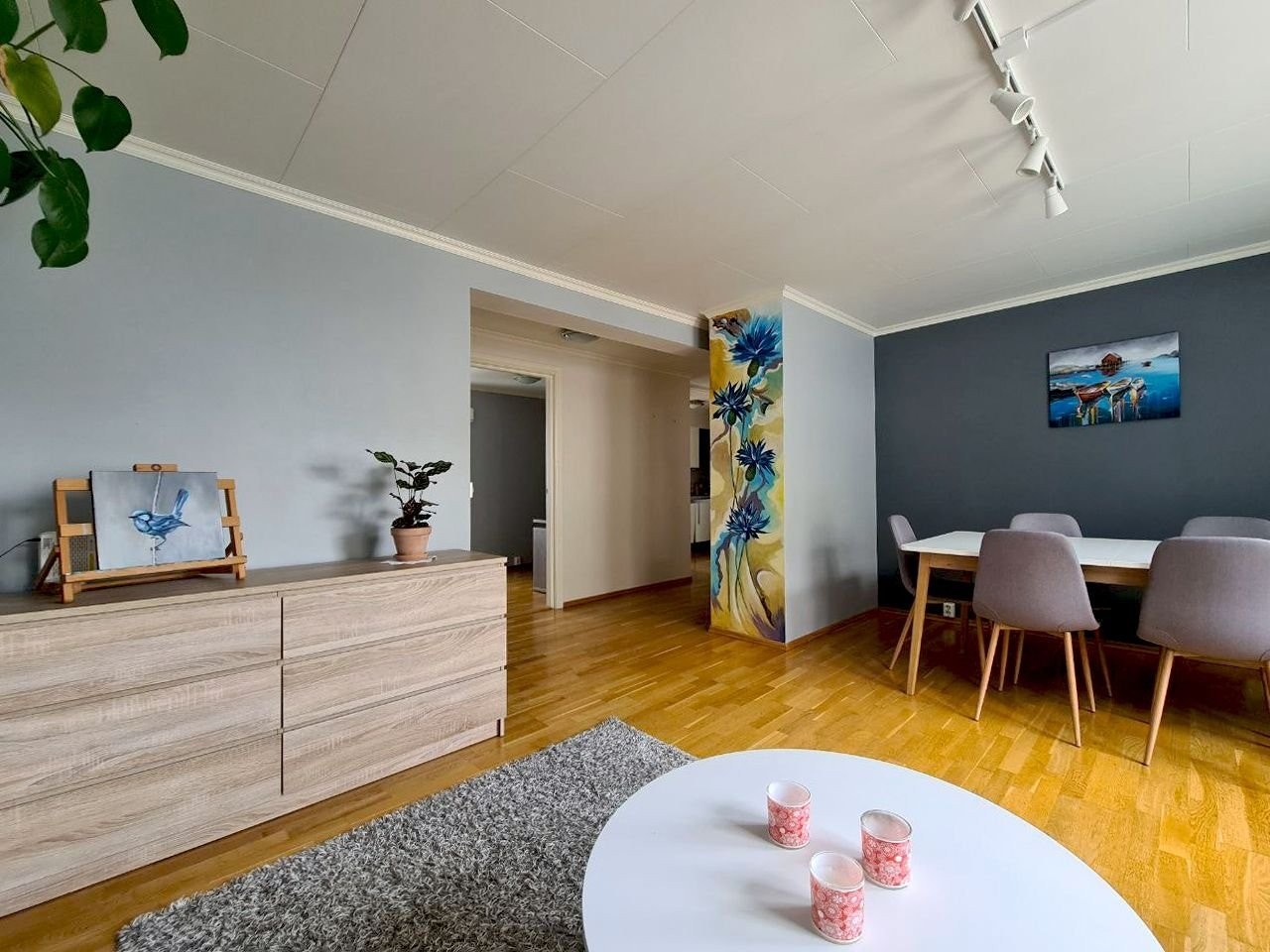 Stue. Den åpen løsning skaper flere sosiale soner til fine selskap med familie og venner. Galleribilde