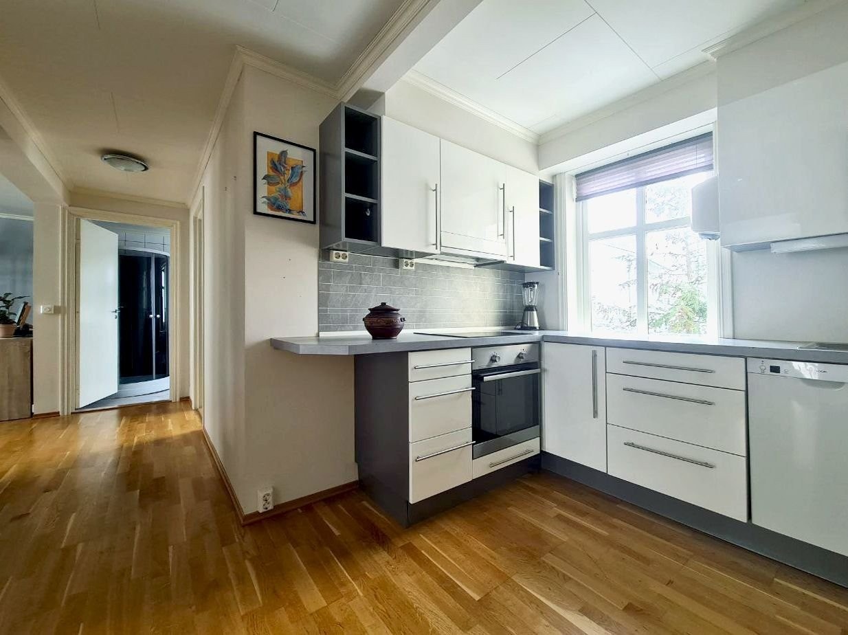 Kjøkken har et minimalistisk og moderne uttrykk med en god utforming som utnytter plassen godt. Galleribilde