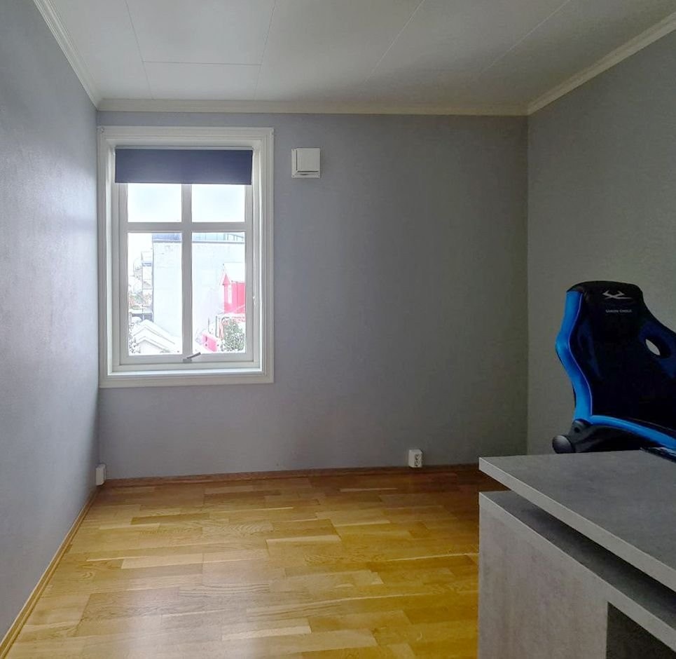 Rommet har vindu og utsyn. Galleribilde