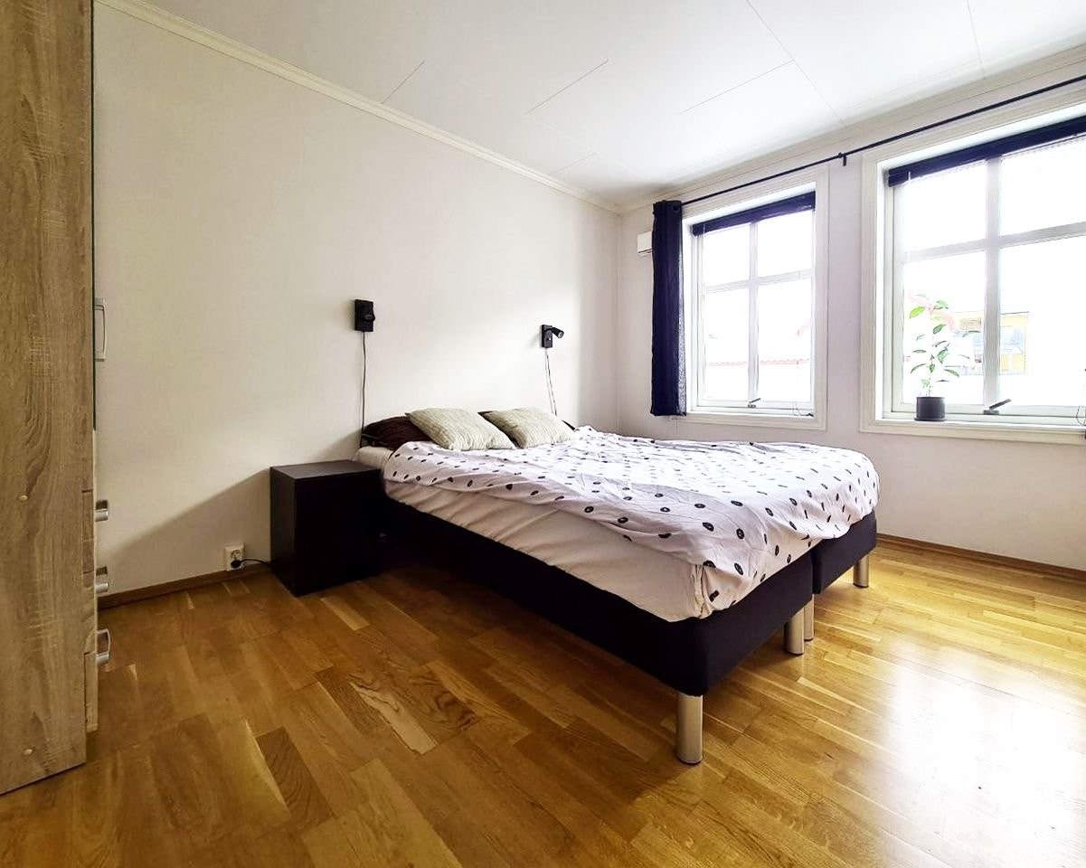 Soverom er av god størrelse med plass til en stor skyvedørsgarderobe med praktisk innredning. Galleribilde