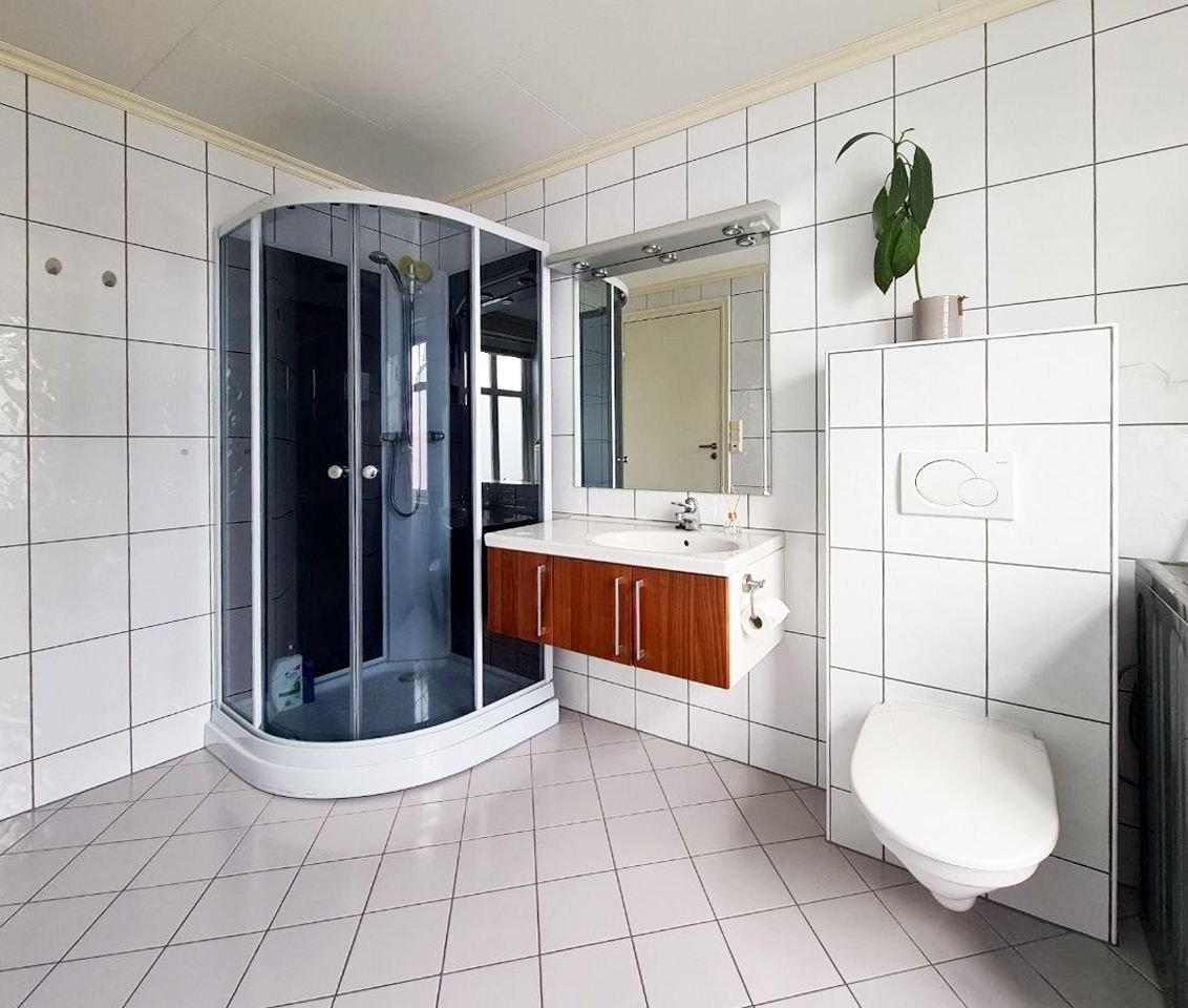 Badet er lyst innredet og har fliser på gulv og vegger. Galleribilde