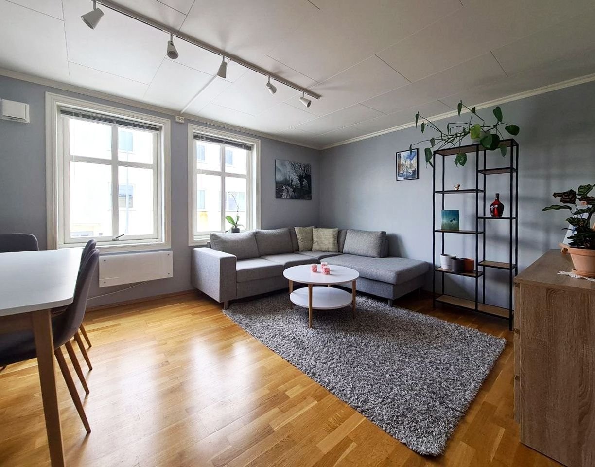 Stue. Det er godt med areal som gjør en naturlig oppdeling til spisestue og stue med flere møbleringsmuligheter. Galleribilde