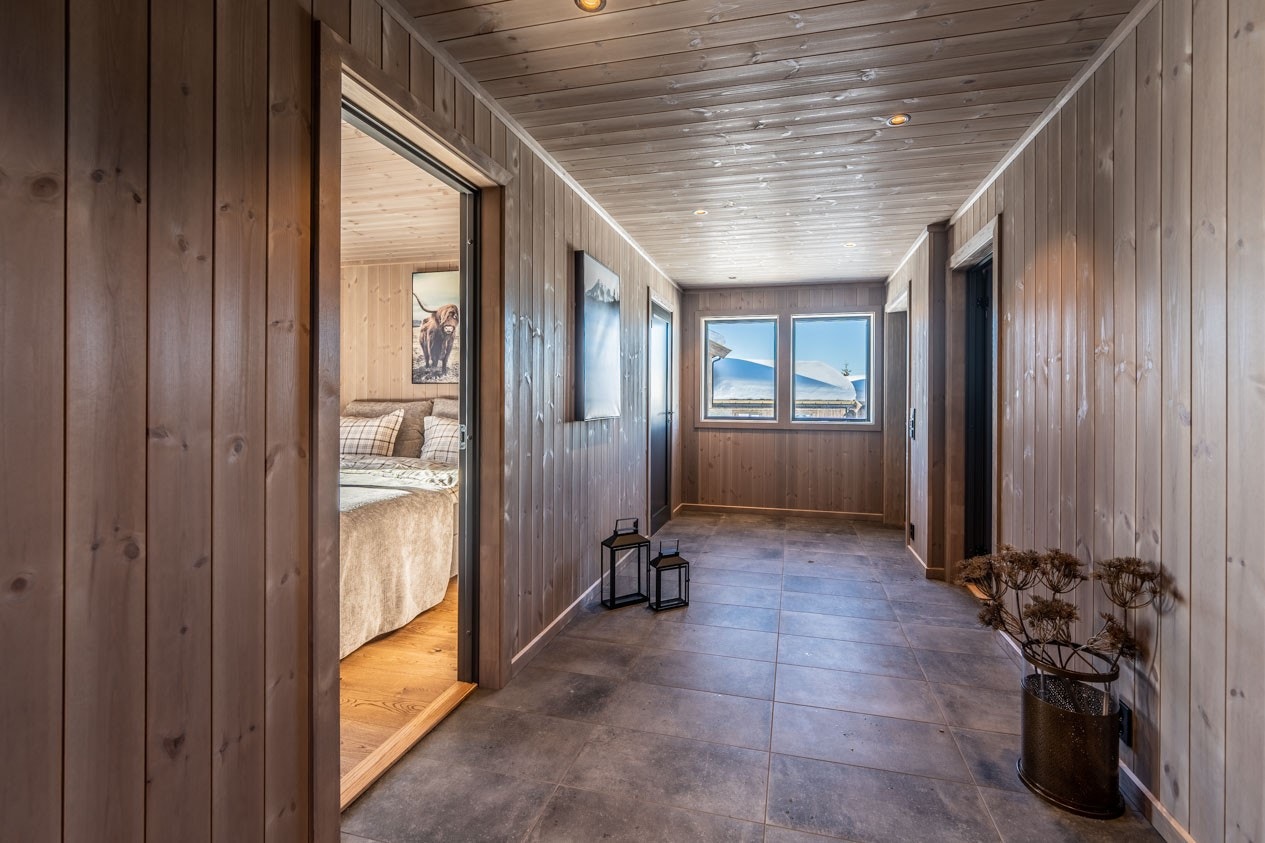 Romslig hall/inngangsparti . Interiørbilder fra en lik hytte. Farger og produkter kan avvike. Galleribilde