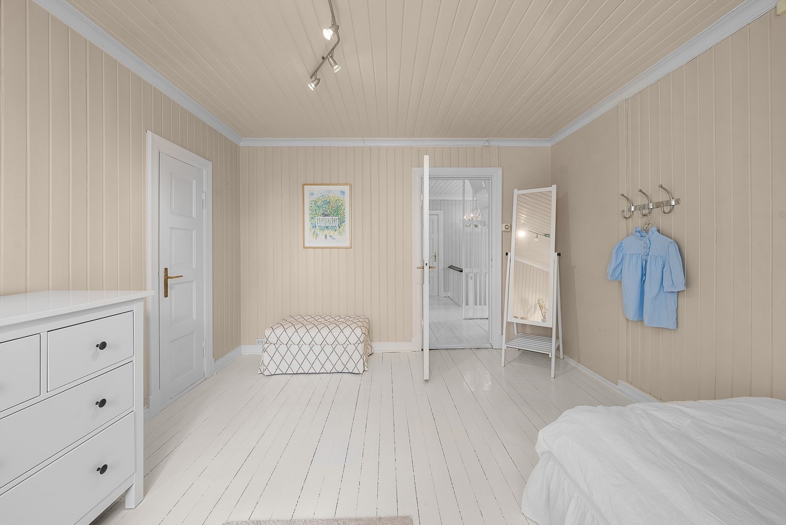 Soverom II med eget garderoberom. Legg merke til størrelsen på alle soverommene Galleribilde