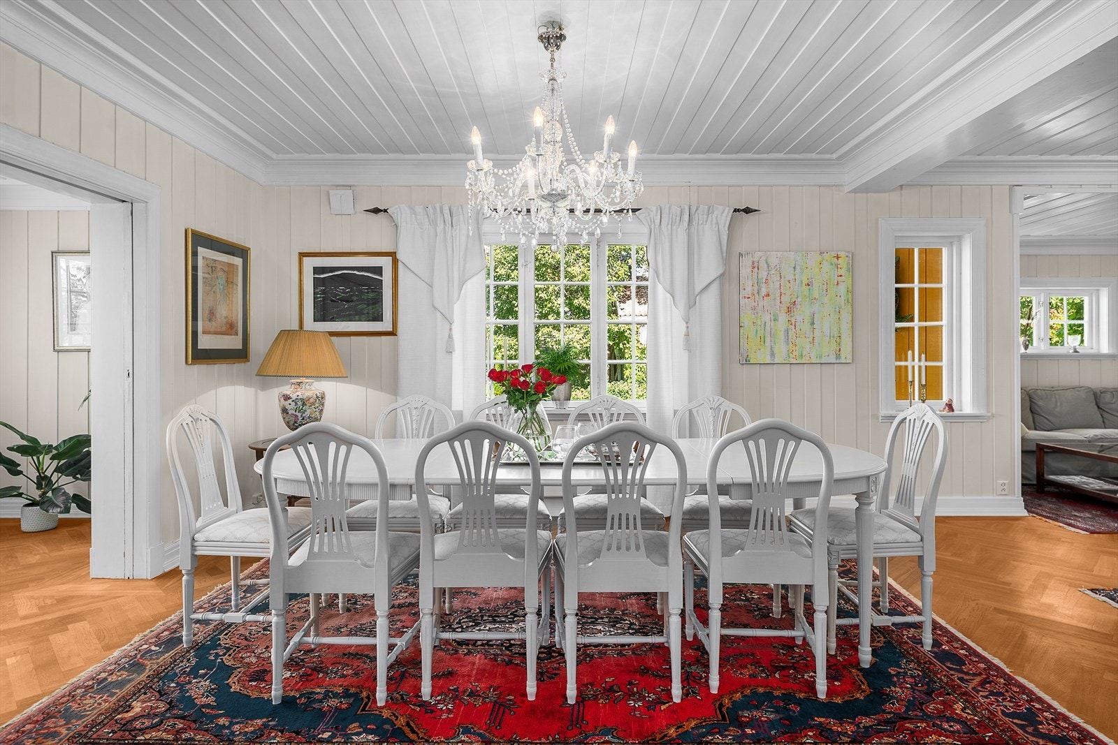 Spisestue med vinduer mot hagen gir gode og naturlige lysforhold Galleribilde