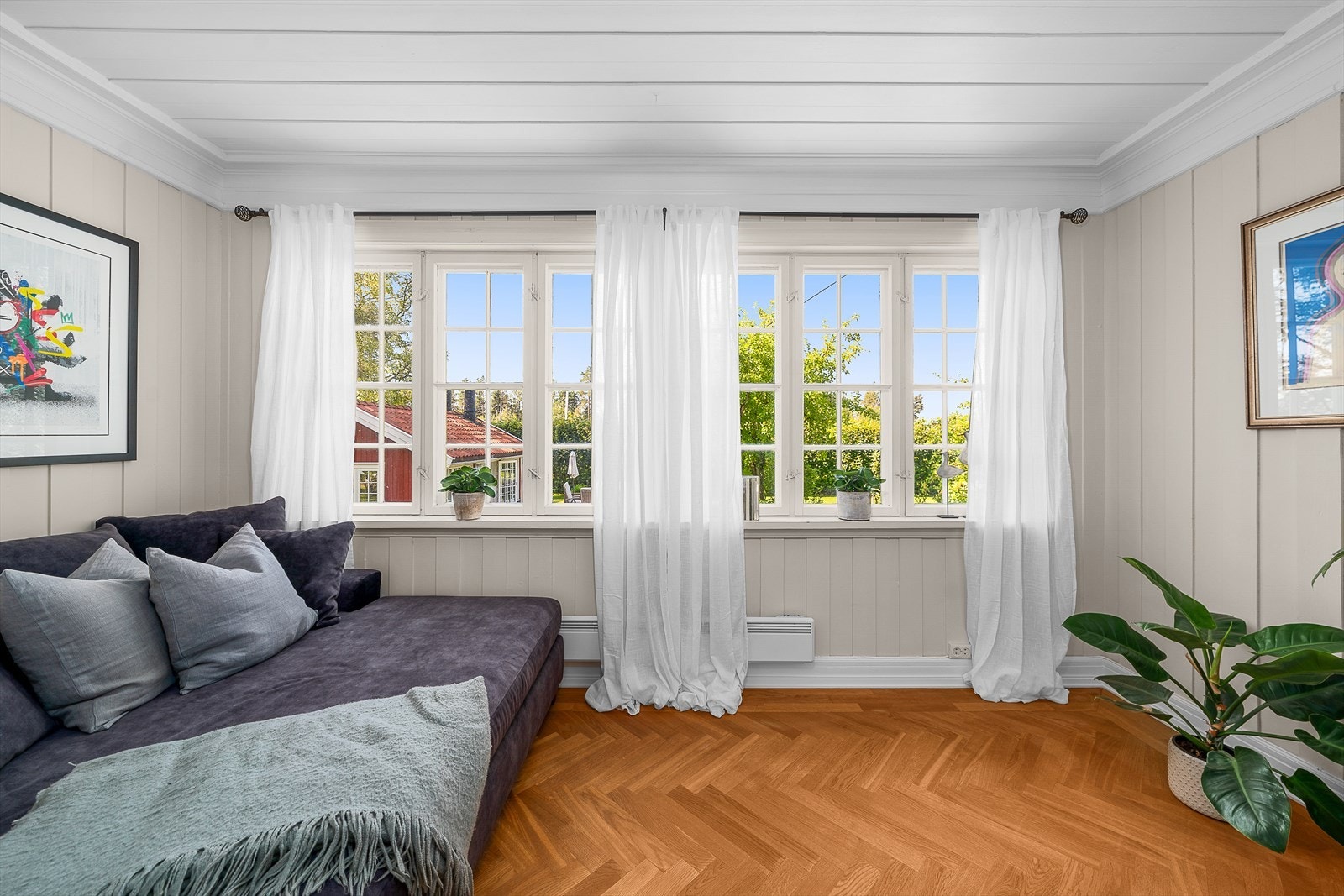 Egen vinterhagedel med daybed og store vinduer som gir fin utsikt mot hagen Galleribilde