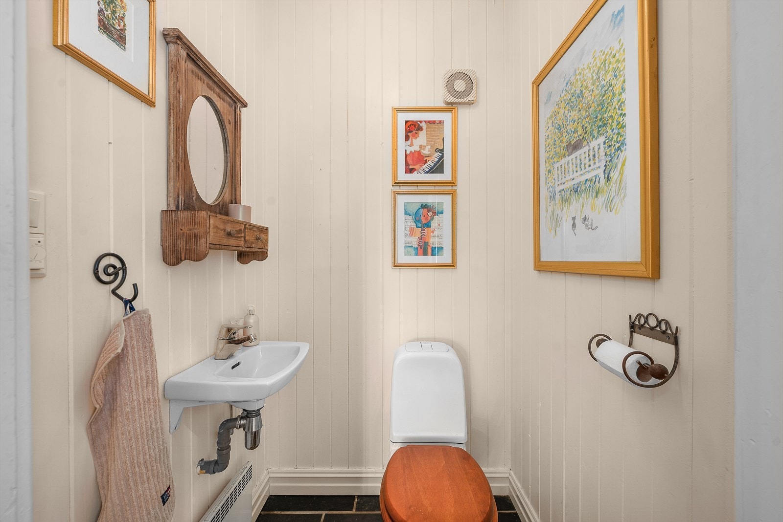 Toalettrom i tilknytning til inngangsparti/ hall i 1.etasje Galleribilde