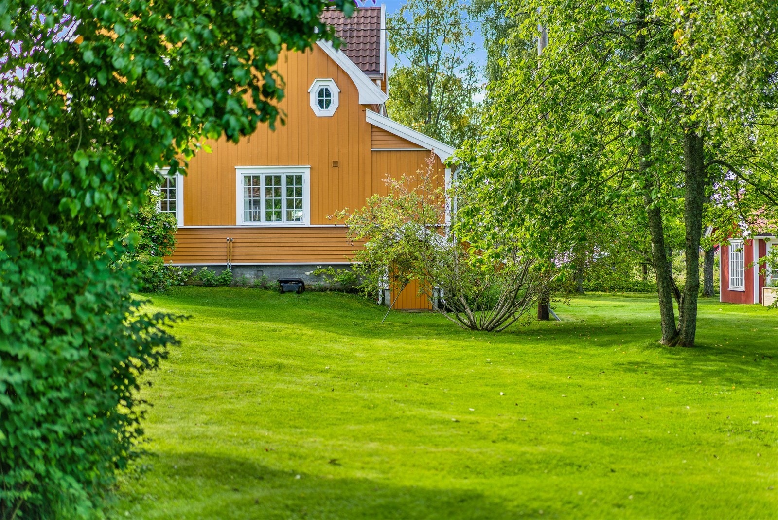 Fantastisk hage. Inngang til kjelleretasjen nederst til høyre Galleribilde