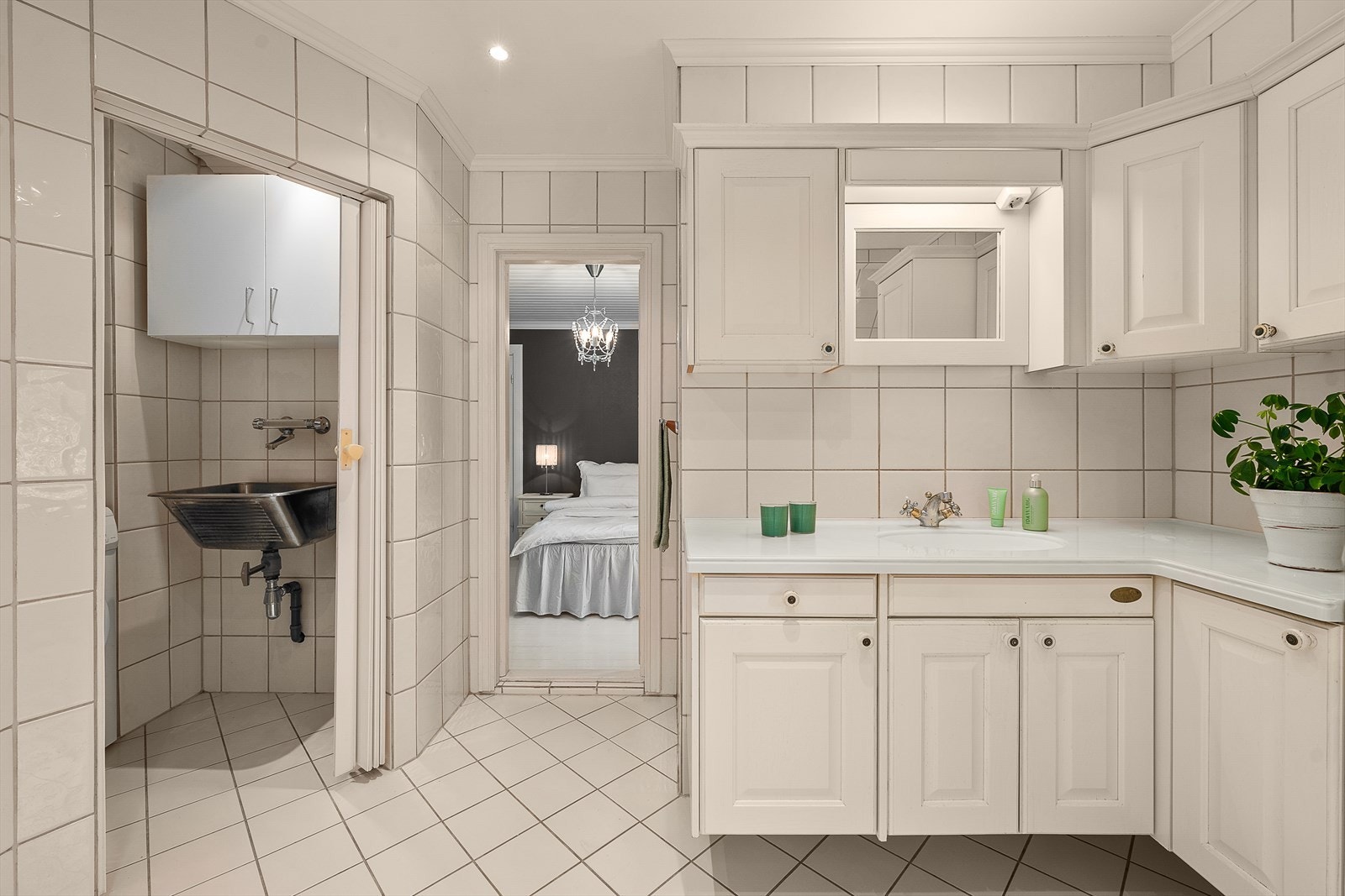 God skapplass på baderommet og direkte adkomst fra hovedsoverommet Galleribilde