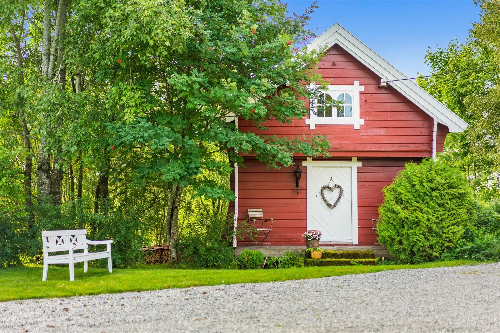 Sjarmerende stabbur med boder i 1. etasje og innredet rom i 2. etasje. Galleribilde