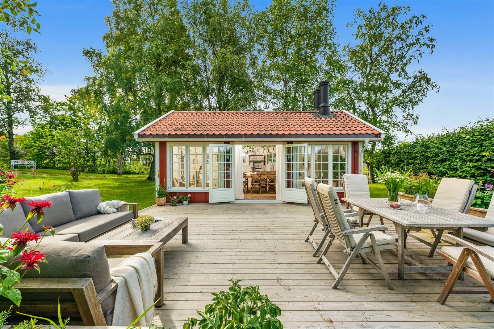 Stor terrasse hvor man kan gå rett ut i hagen Galleribilde