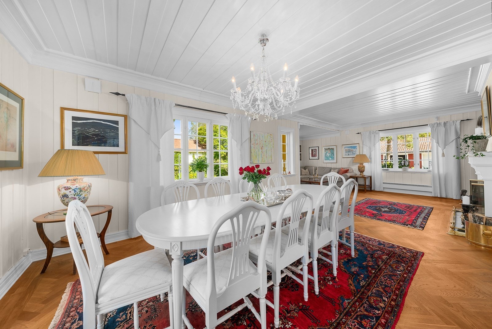 Lys og stor hovedstue med lune tepper på eksklusiv heltre eikeparkett Galleribilde