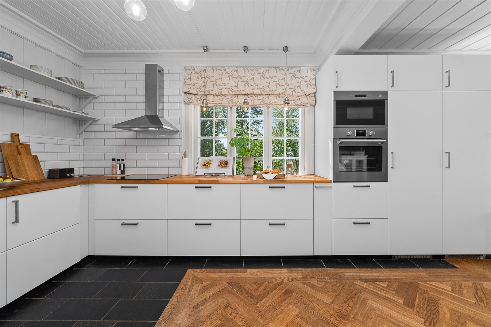 Kjøkkeinnredning fra 2019 med integrert platetopp, stekovn, microbølgeovn, kjøleskap og fryser Galleribilde