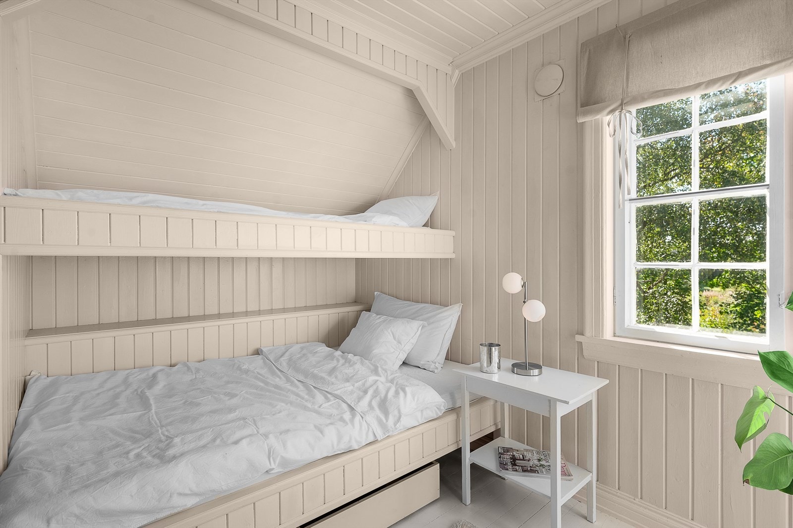 Soverom III med integrert, plassbygd køyeseng, 1,20meter bredde nederst Galleribilde