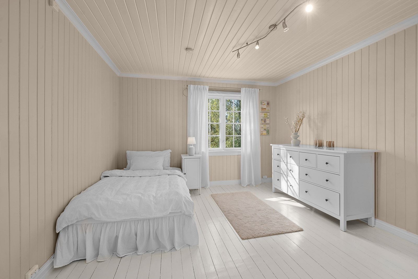 Soverom II, malt i lyse beige farger og malt tregulv Galleribilde