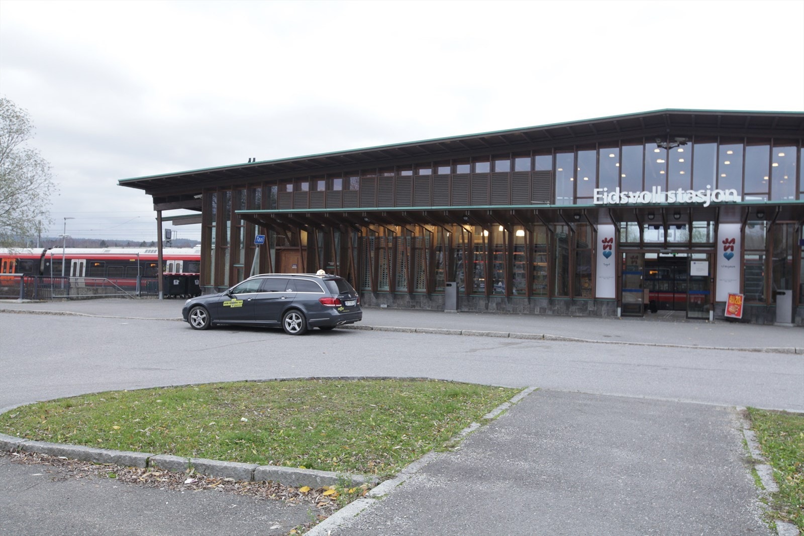 Kort vei til Eidsvoll togstasjon - med meget gode togforbindelser til Oslo S (34min), Lillestrøm og Gardermoen. 3 avganger i timen! Galleribilde