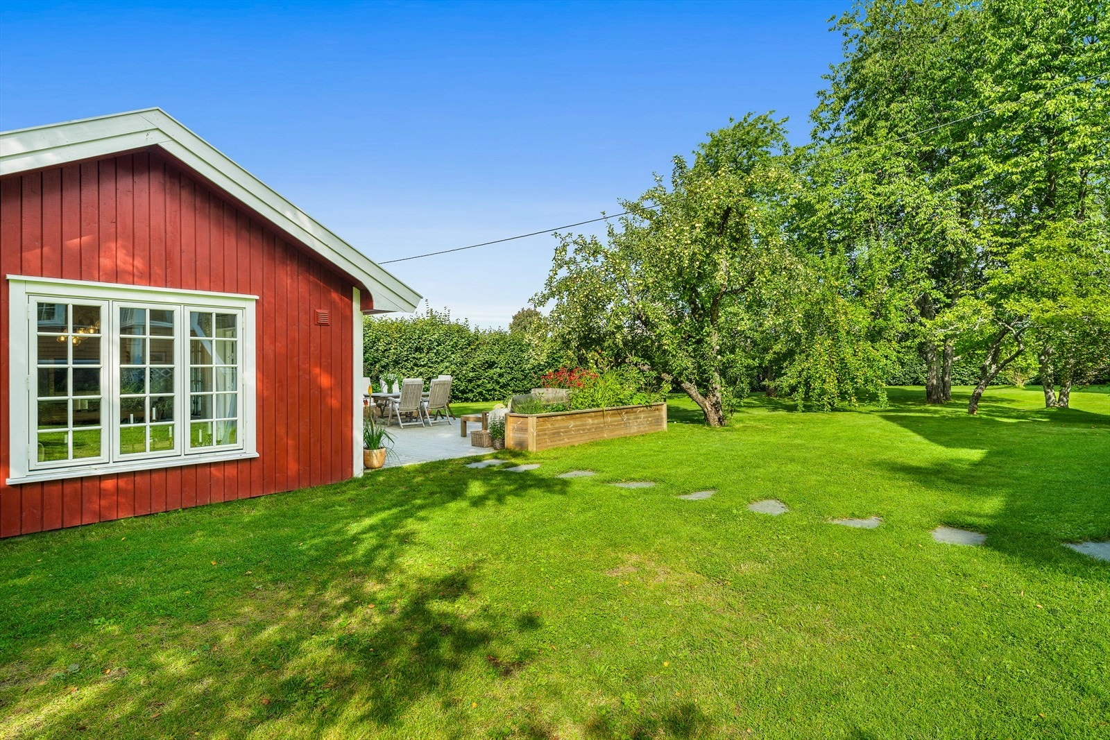 Det er lagt skiferheller for enkel adkomst fra bolighus til hagen og hagestuen Galleribilde