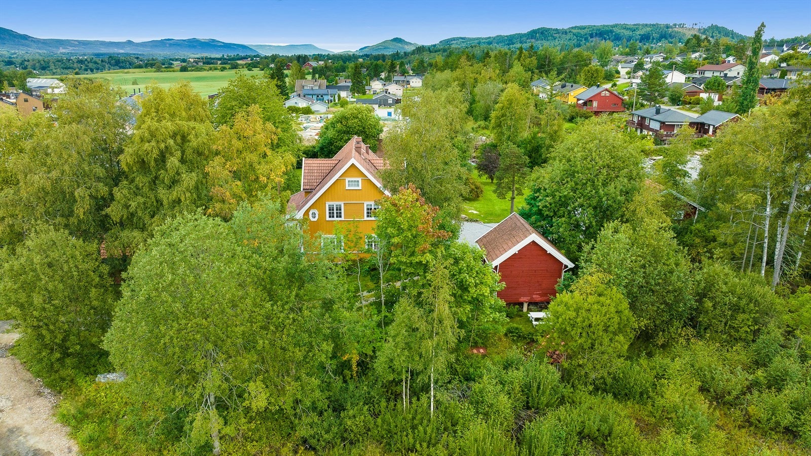 Oversiktsbilde, usjenert og solrik beliggenhet Galleribilde