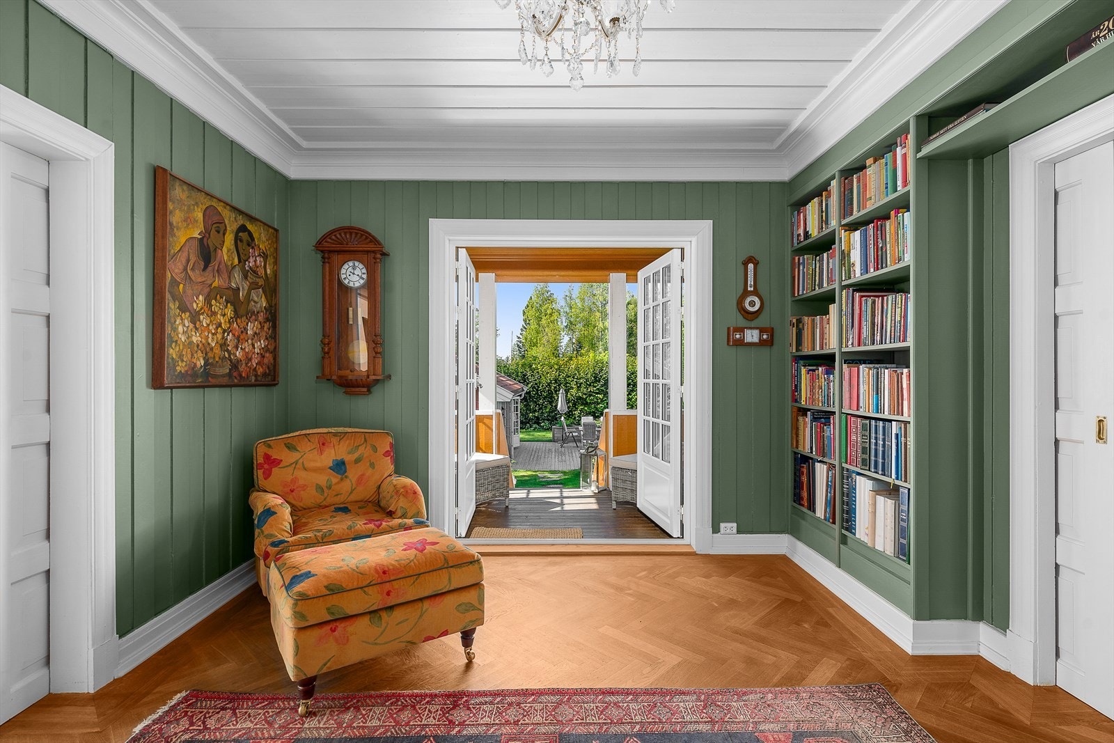 Mellomstue med utgang til overbygget terrase og hage Galleribilde