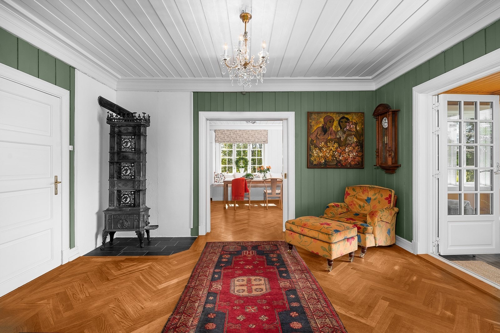 Mellomstue med sjarmerende etasjeovn. Legg merke til den eksklusive heltre eikeparketten som går gjennom i alle stuene i 1.etasje Galleribilde