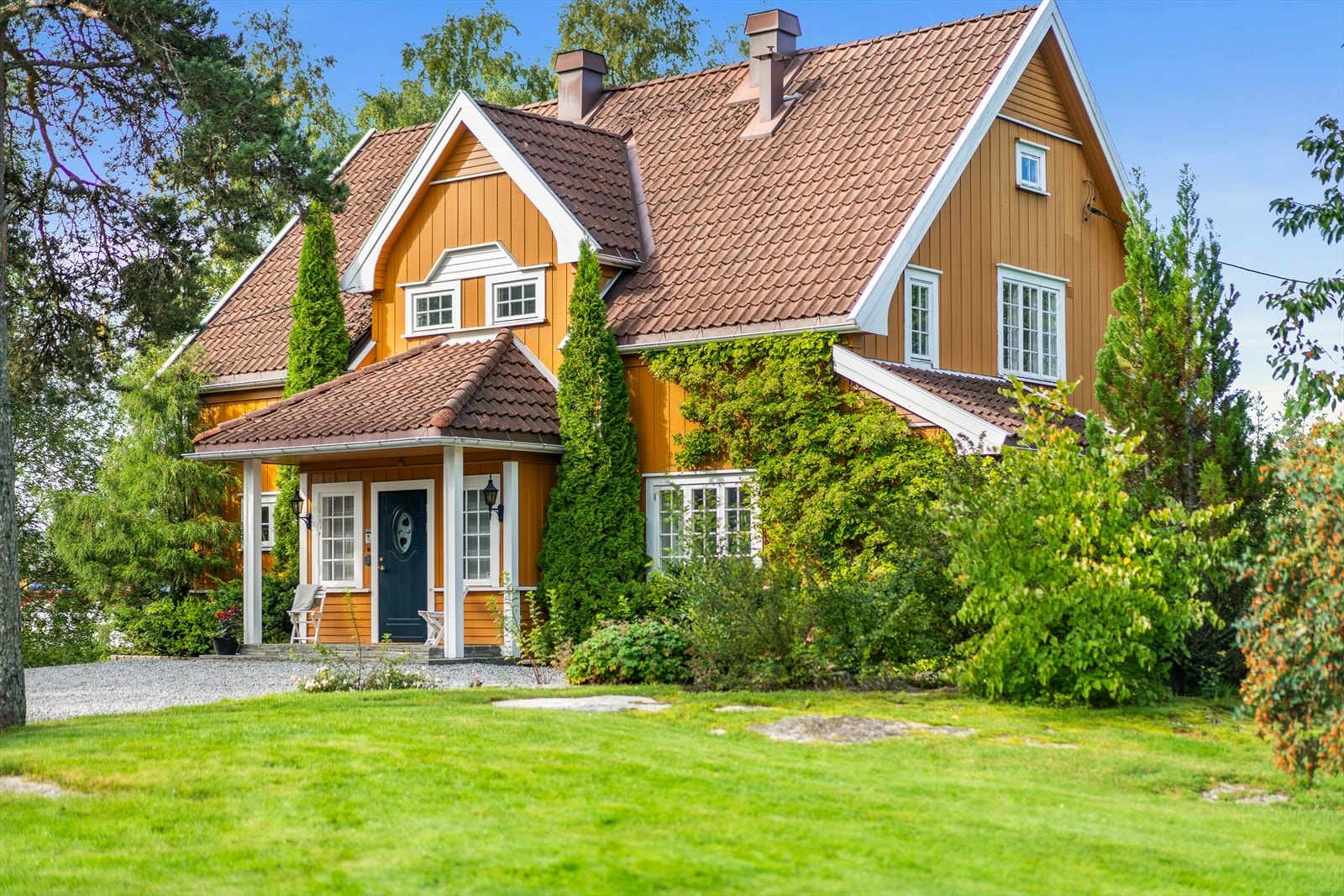 Velkommen til Berte Styris veg 23! Nydelig villaeiendom med småbrukfølelse på 4,4 mål. Bestående av hovedhus, hagestue, stabbur, stall og garasje! Usjenert og parkmessig opparbeidet tomt! Galleribilde