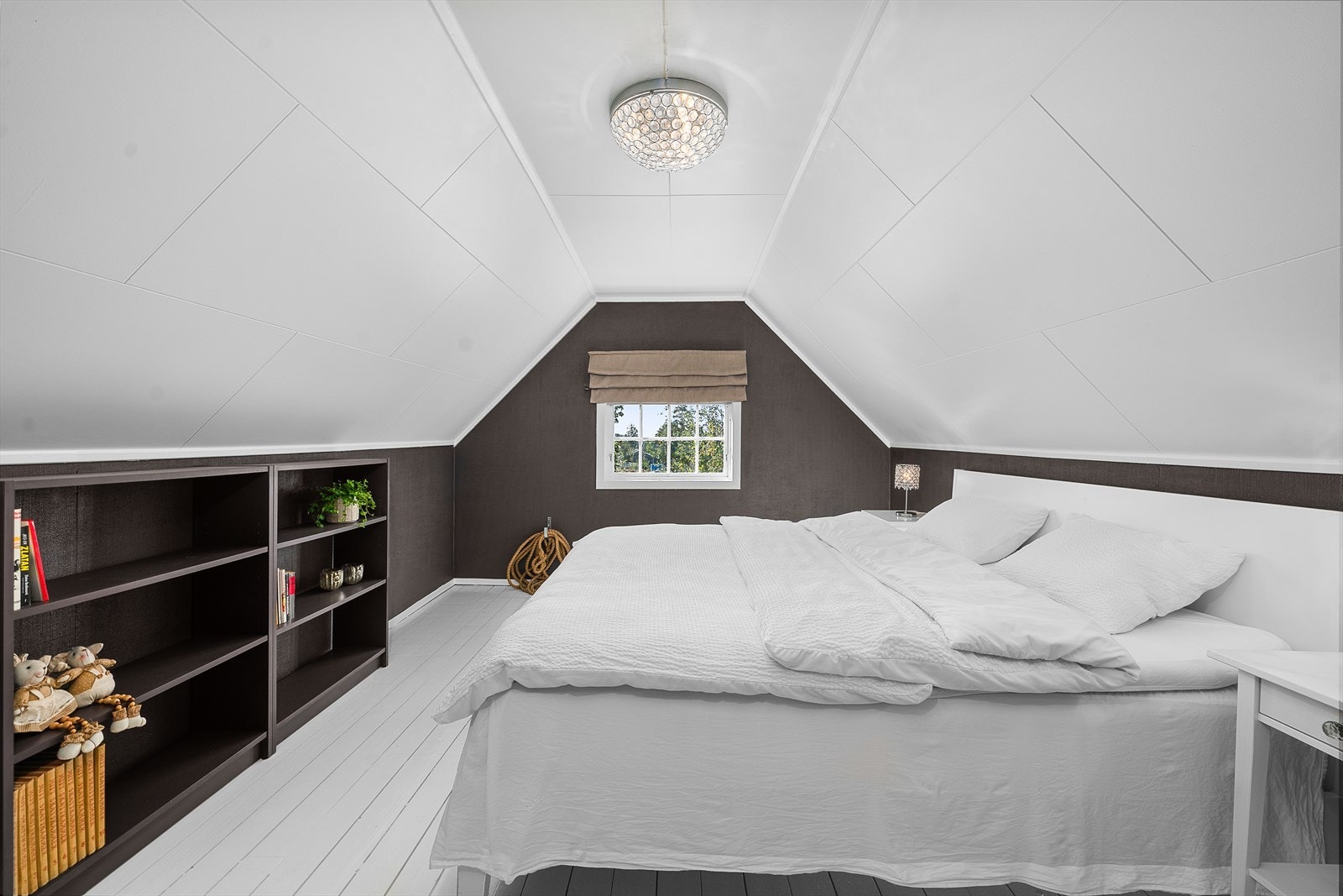 Innredet rom i loftsetasje, benyttet som gjesterom i dag Galleribilde